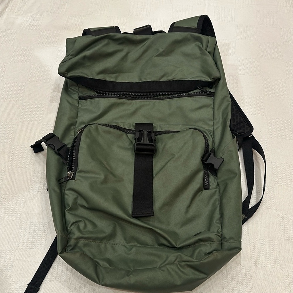 lululemon Not Lost Backpack in Green Twill